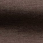 Détail textile d’un polo en maille homme en packshot Ghost, capturant la texture et le tissage