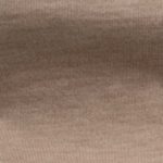 Détail textile d’un polo en maille homme en packshot Ghost, capturant la texture et le tissage
