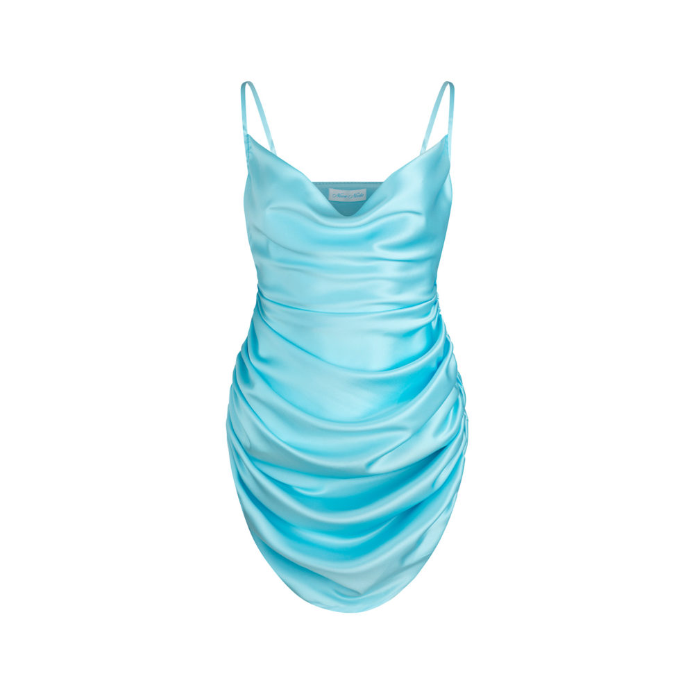 Photo Ghost d’une robe en soie, capturant l’éclat et la fluidité du tissu – Packshot Pro Genève